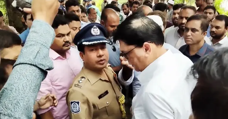 কবর জিয়ারত করতে গিয়ে বিএনপি-জামায়াত নেতার বাগবিতণ্ডা
